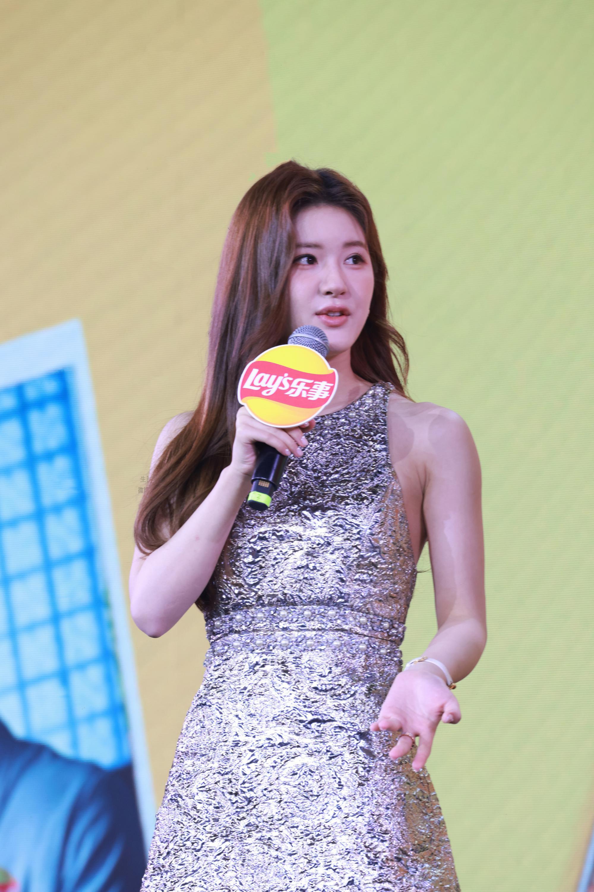 赵露思生图正面近照2[2]